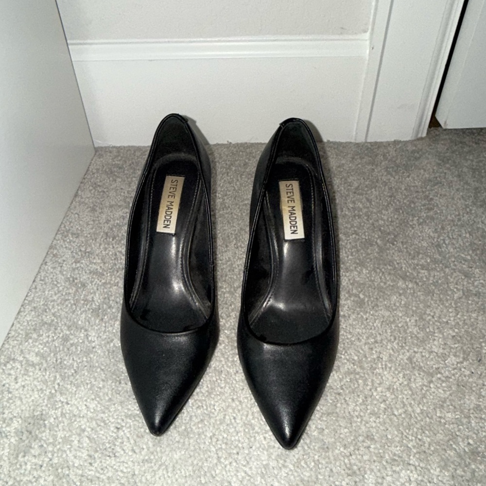 Steve Madden Black Heel Close Toed Pumps